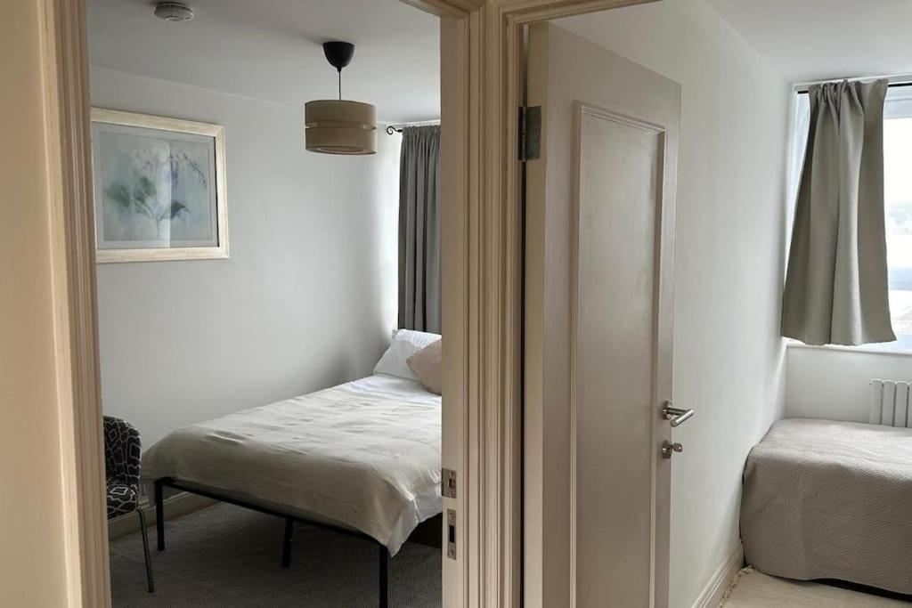 Modern 4 Bed-2 Bath In Battersea Apartment *