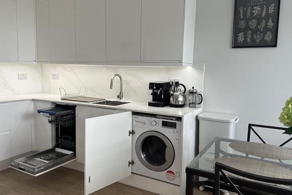 Modern 4 Bed-2 Bath In Battersea