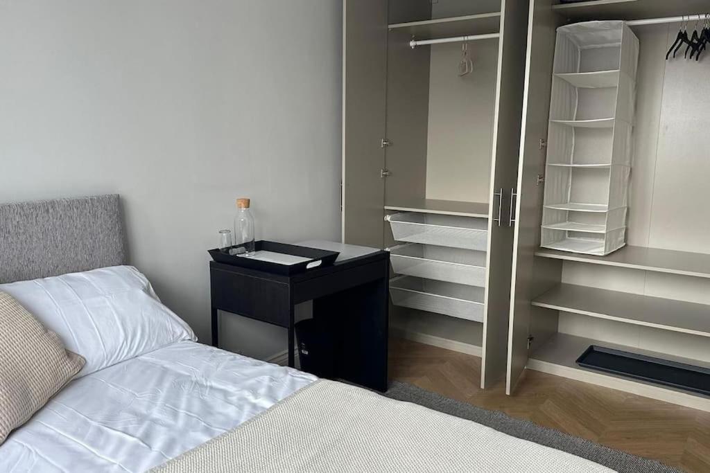 Modern 4 Bed-2 Bath In Battersea Apartment *