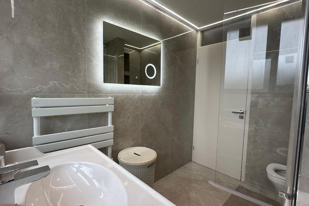 Modern 4 Bed-2 Bath In Battersea * London