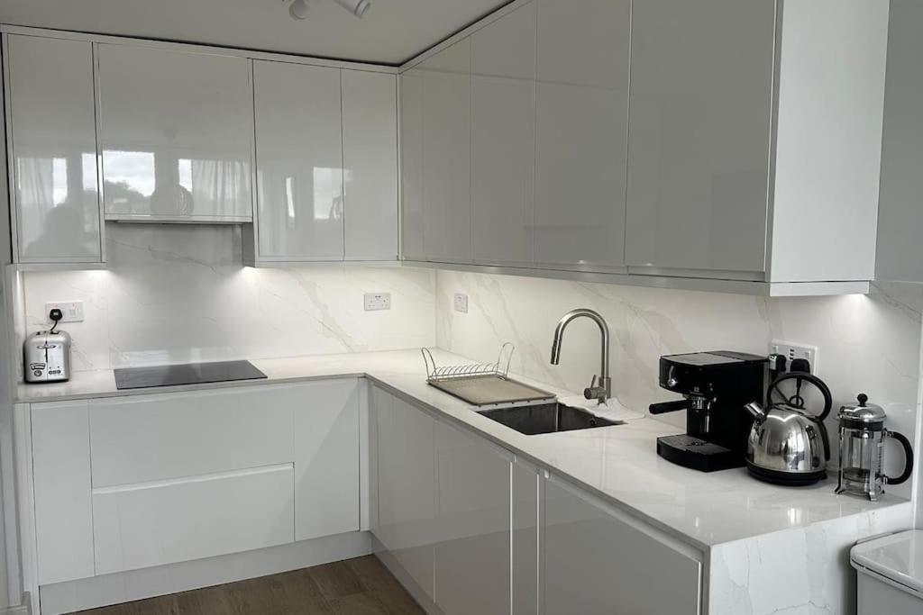 Modern 4 Bed-2 Bath In Battersea Apartment