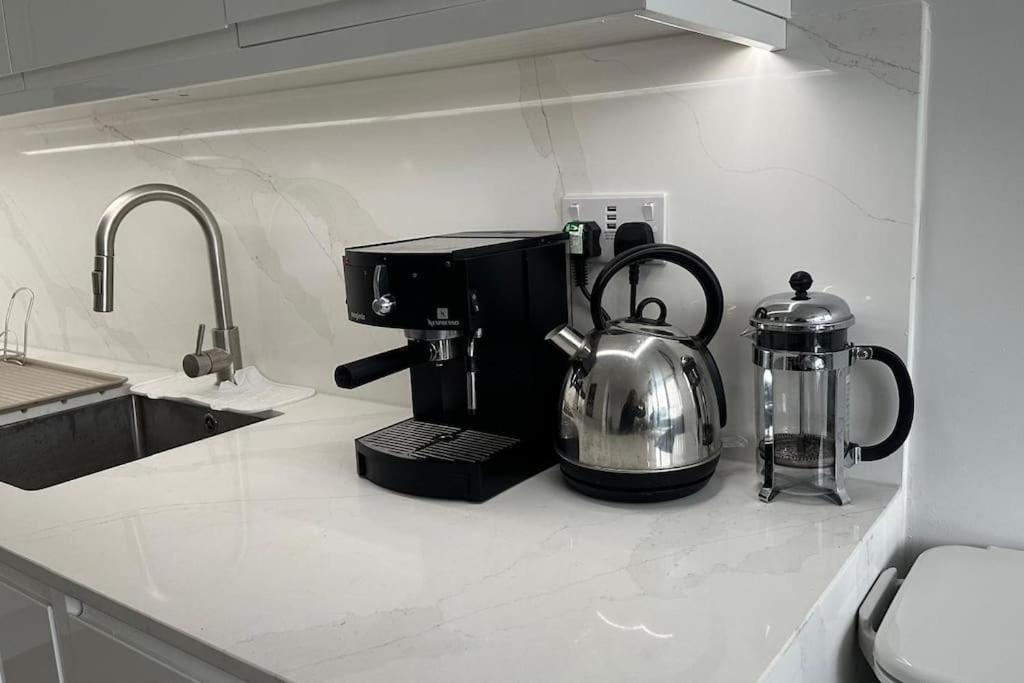 Modern 4 Bed-2 Bath In Battersea Apartment London