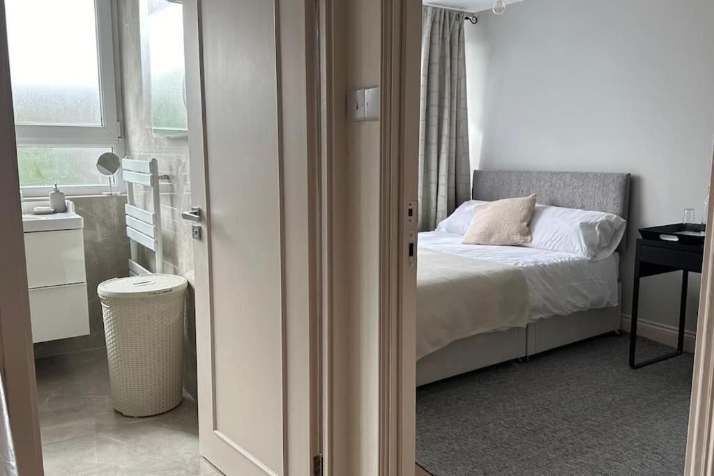 Modern 4 Bed-2 Bath In Battersea Apartment