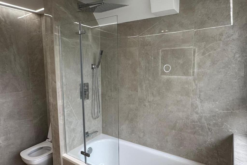 Modern 4 Bed-2 Bath In Battersea Apartment *