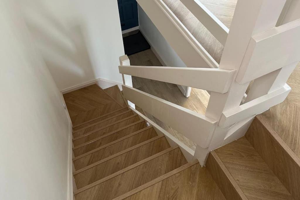 Modern 4 Bed-2 Bath In Battersea Apartment