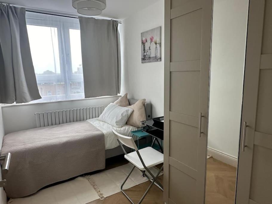Modern 4 Bed-2 Bath In Battersea Apartment *