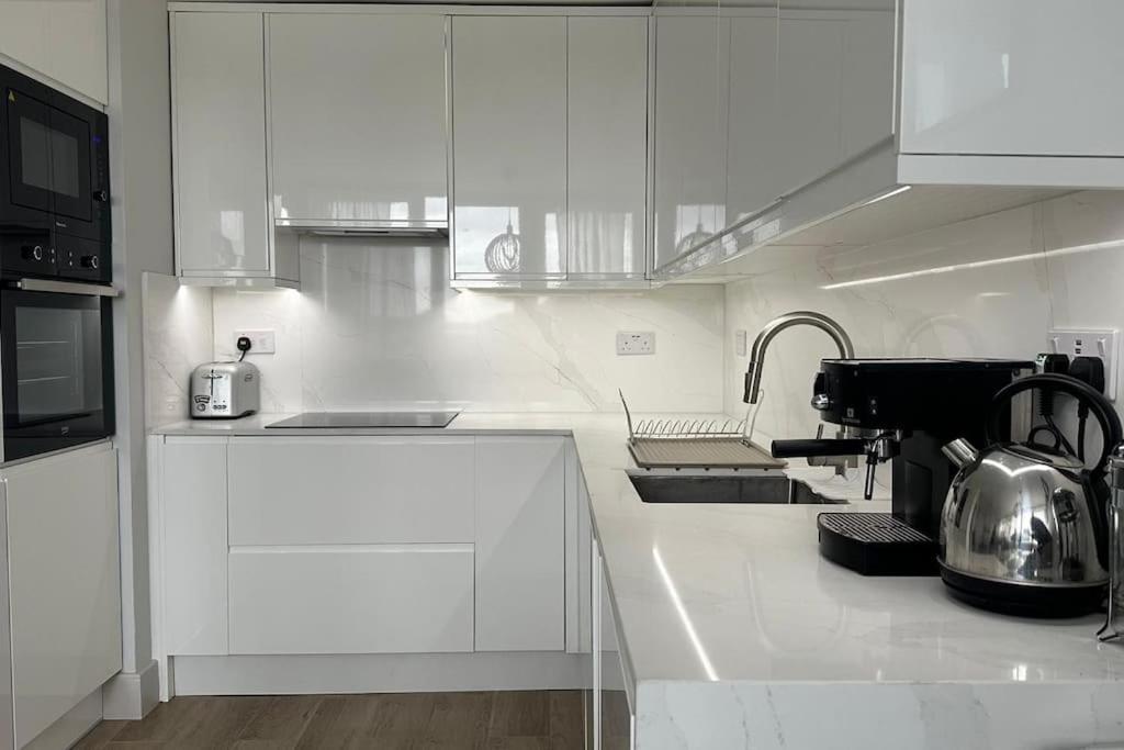 Modern 4 Bed-2 Bath In Battersea *